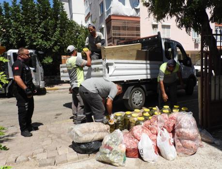 Kepez'de gıda deposuna denetim; 152 kilo et ve 20 bidon turşuya el konuldu