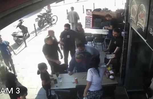 Nefes borusuna yemek kaçan kadını, polis Heimlich manevrasıyla kurtardı