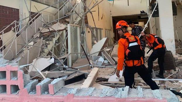 Endonezya'da 7.7 büyüklüğündeki depremde hayatını kaybedenlerin sayısı 103'e yükseldi