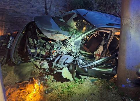 Hafif ticari araç yol kenarına savruldu; 1 ölü, 3 yaralı