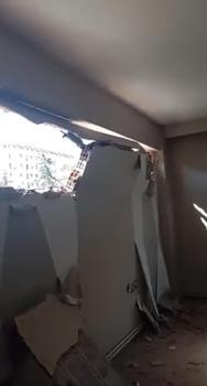 Avcılar’da koltukta uzandığı sırada iş makinesi dairenin duvarını yıktı