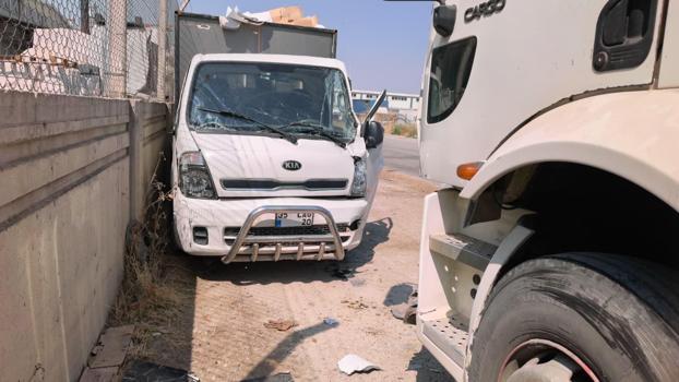 Direksiyonda kalp krizi geçirip kaza yapan kamyonet sürücüsü ağır yaralandı
