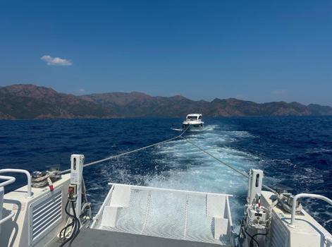 Marmaris'te makine arızası nedeniyle sürüklenen motoryat kurtarıldı