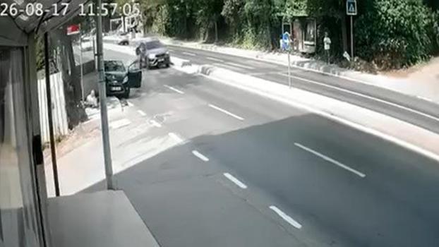 Pendik'te yayayı fark edip manevra yaptı; vurduğu çöp konteyneri dede ve torununa çarptı