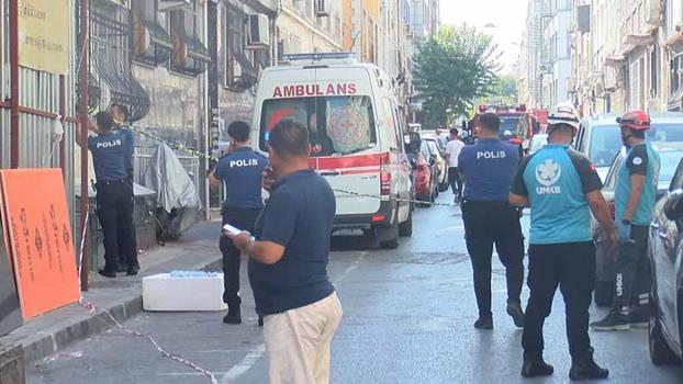 Fatih'te yıkımı yapılan bina çöktü; 2 işçi yaralandı