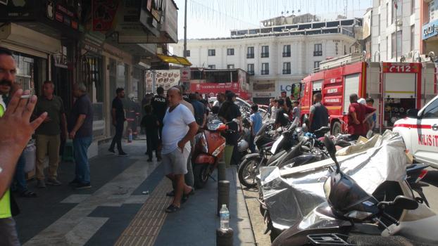 Kilis‘te ev ve iş yerinde yangın; 3 kişi dumandan etkilendi