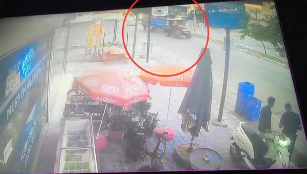 Adana'da traktörden ayrılan römork 2 kişiye çarptı; kaza anı kamerada
