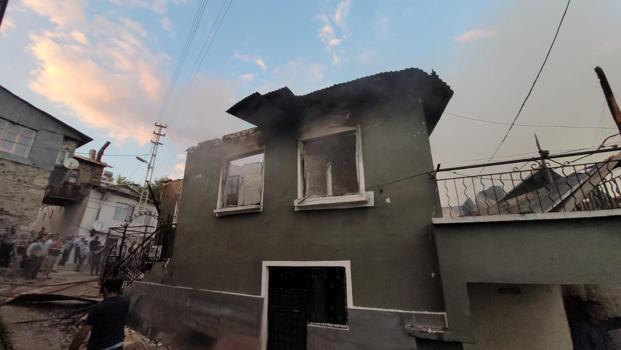 Erzincan’da köyde çıkan yangında 8 ev kullanılamaz hale geldi