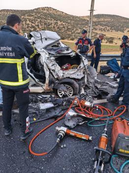 Kamyonun çarptığı otomobildeki 2 kişi yaralandı