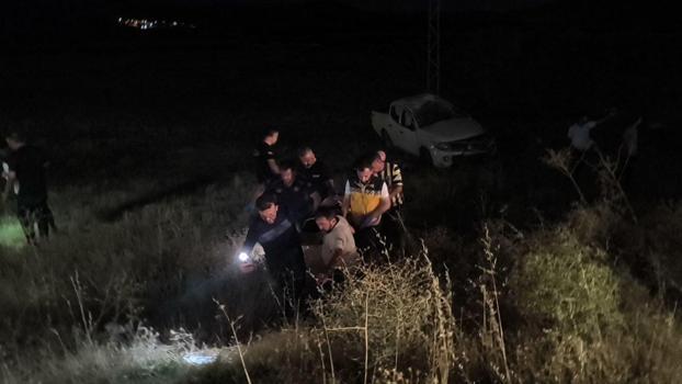 Gercüş’te tarlaya uçan kamyonetteki 2 kişi yaralandı