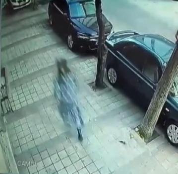 Sultangazi’de kadın kıyafetleri giyip hırsızlık için eve girdi; fark edilince mahalleli kovaladı
