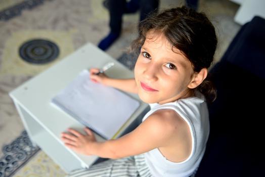 Biyonik kulağı kırılan Ayşegül, okullar açılmadan önce ‘duymak’ istiyor