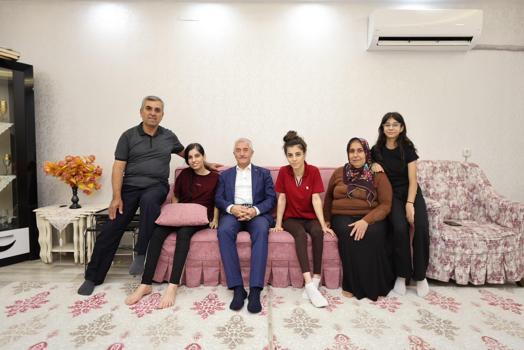 Tahmazoğlu, vatandaşları evlerinde ziyaret ediyor