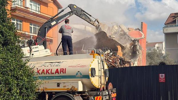 Bitişiğindeki temel kazısı sırasında yan yatmaya başlayan binanın yıkımı yapıldı