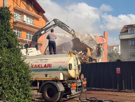 Bitişiğindeki temel kazısı sırasında yan yatmaya başlayan binanın yıkımı yapıldı