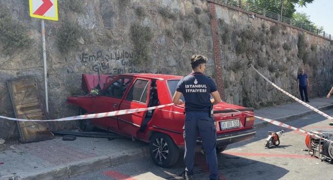 Ataşehir’de otomobil istinat duvarına çarptı; 3 yaralı