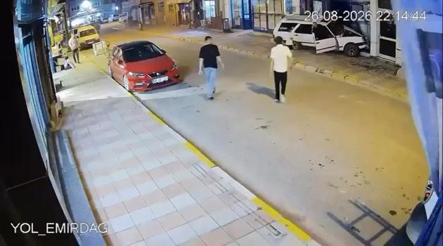 Kontrolden çıkan otomobil iş yerine çarptı