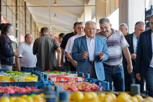 Başkan Büyükkılıç, hal esnafını ziyaret etti