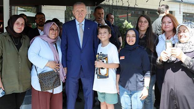 Cumhurbaşkanı Erdoğan, Üsküdar'da esnafı ziyaret etti