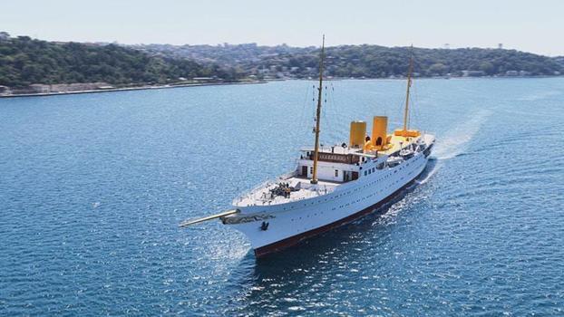 TCG Savarona gemisi İstanbul Boğazı'ndan geçti