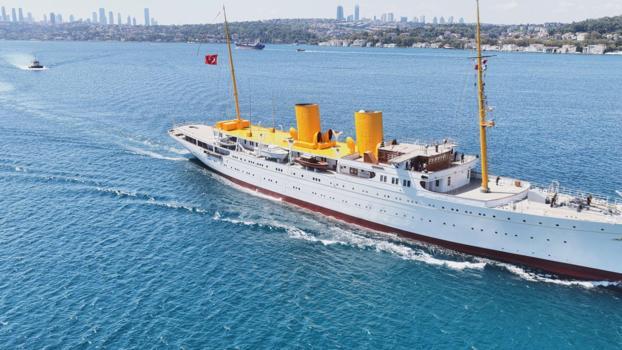 TCG Savarona gemisi İstanbul Boğazı'ndan geçti