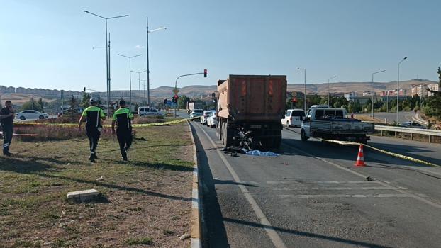 Kamyonla çarpışan motosikletin sürücüsü hayatını kaybetti