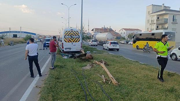 İşçi servisi refüjdeki reklam panosuna çarptı: 6 yaralı