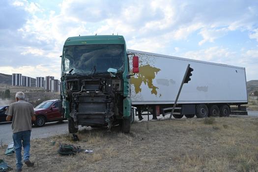 Kırıkkale’de TIR, yolcu otobüsü ve kamyonetin karıştığı kazada 1 kişi yaralandı