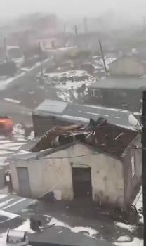 Çıldır’da şiddetli dolu ve fırtına: 20’den fazla evin çatısı uçtu