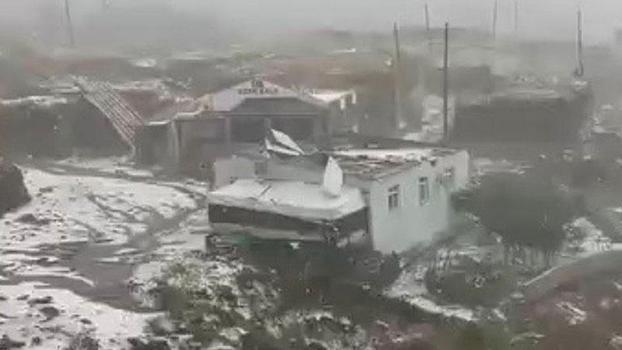 Çıldır’da şiddetli dolu ve fırtına: 20’den fazla evin çatısı uçtu