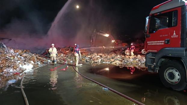 İzmir'de kağıt fabrikasının deposunda yangın (2)