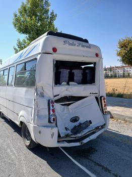 İş makinesi ile minibüs çarpıştı: 2 yaralı