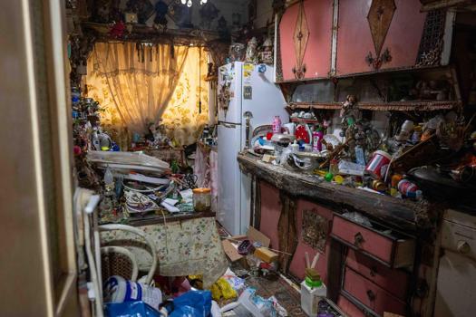 Bornova'da çöp ev belediye ekipleri tarafından temizlendi
