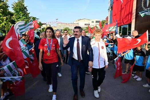 Yıldırım Belediyesi Yaz Spor Okulları’ndan mezun olan çocuklar sertifikalarını milli sporculardan aldı