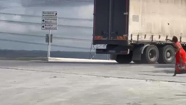 Hadımköy'de yoldan geçen araçlara taş attı; çevredekiler tepki gösterdi