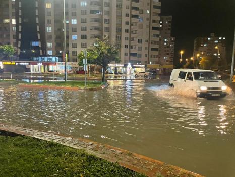 Kayseri'de sağanak sele dönüştü; yollar göle döndü
