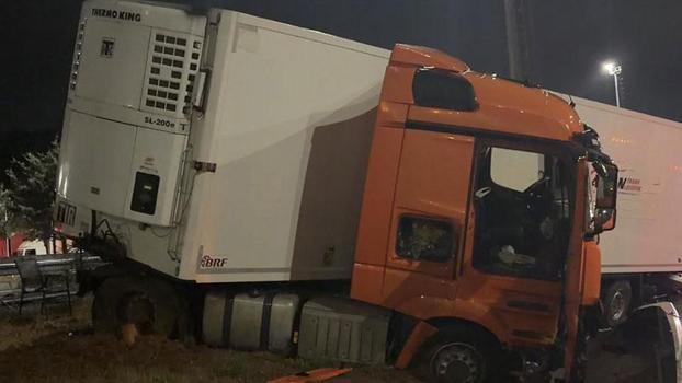 Çekmeköy'de yağış nedeniyle kayganlaşan yolda TIR bariyere çarptı