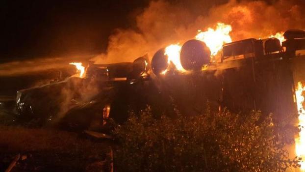 Çorum'da devrilen TIR alev aldı