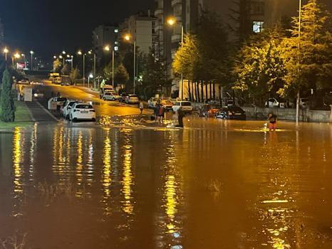 Kayseri'de sağanak sele dönüştü; yollar göle döndü (2)