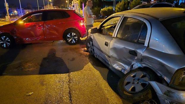 Bursa'da iki otomobil çarpıştı: 4 yaralı