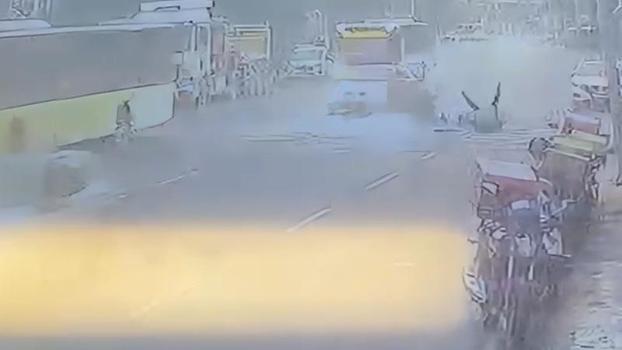 Kağıthane’de motosikletin park halindeki otomobile çarparak takla attığı kaza kamerada