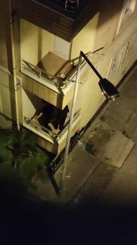 Bahçelievler’de balkona tırmanıp eve giren hırsızları polis suçüstü yakaladı