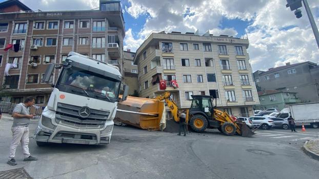 Kağıthane’de hafriyat kamyonunun damperi park halindeki aracın üzerine devrildi