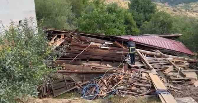 Tadilat yapılan 2 katlı köy evi çöktü; 5 yaralı