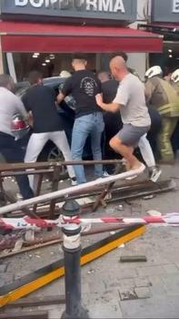 Beykoz’da otomobil yayaların arasına daldı; yaralılar var -1