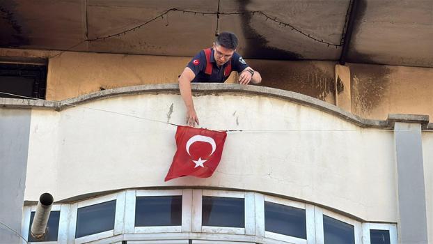 Apartmanın çatısındaki yangında 2 çocuk dumandan etkilendi