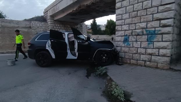 Nusaybin’de köprü duvarına çarpan cipin sürücüsü yaralandı