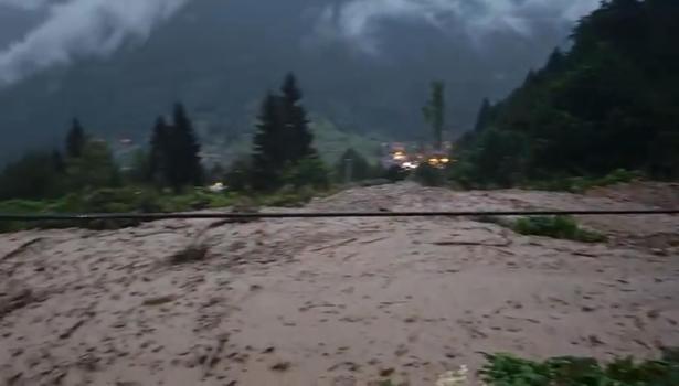 Trabzon'da etkili sağanak; Uzungöl'de taşkın