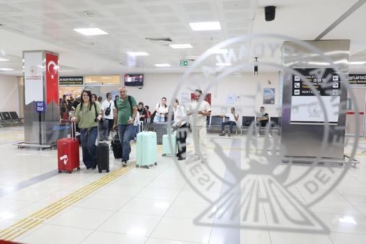 Van-Tahran arasında ilk uçuş gerçekleşti; İranlı turistler çiçeklerle karşılandı