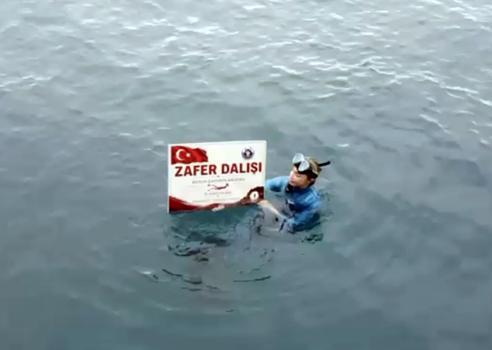 Şahika Ercümen, Karamağara Koyu'nda 'Zafer Dalışı' yaptı
